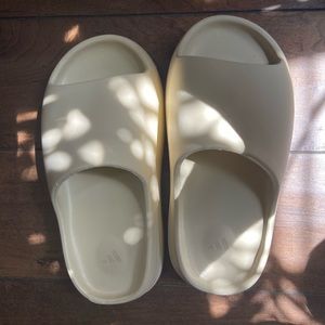 Yeezy slides authentic Bone color way